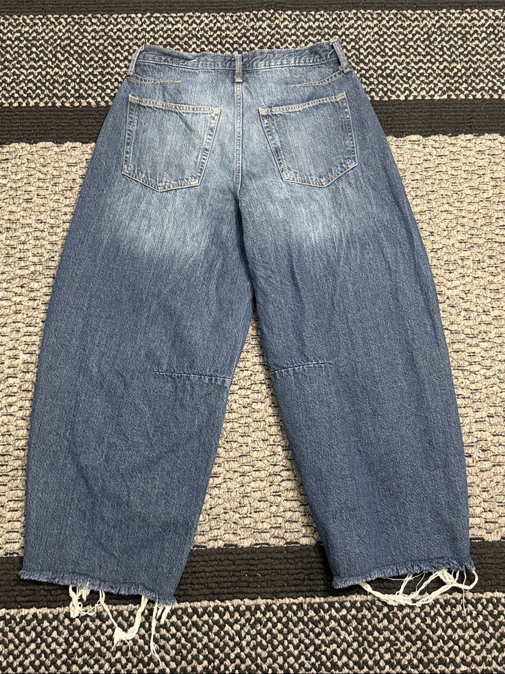 Universal Thread High Rise Curved Balloon Barrel Leg Ankle Jeans Sz 10 Raw Hem - Picture 2 of 4